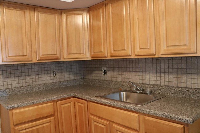 Building Photo - 67 Ionia Ave