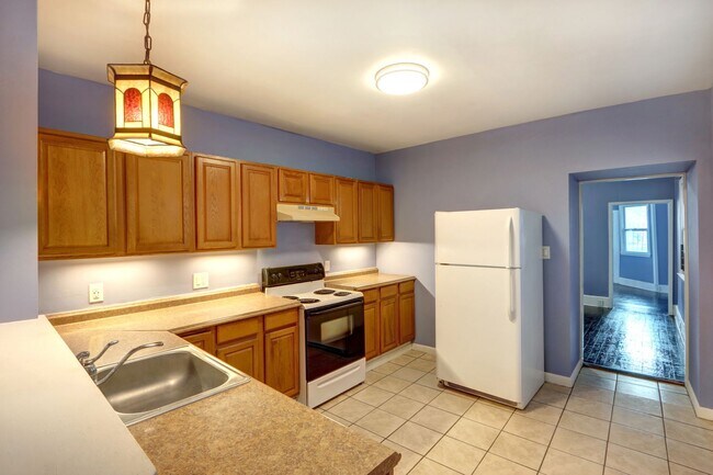 Foto del edificio - 4 Bedroom house---walk to Forsyth in 15 minutes