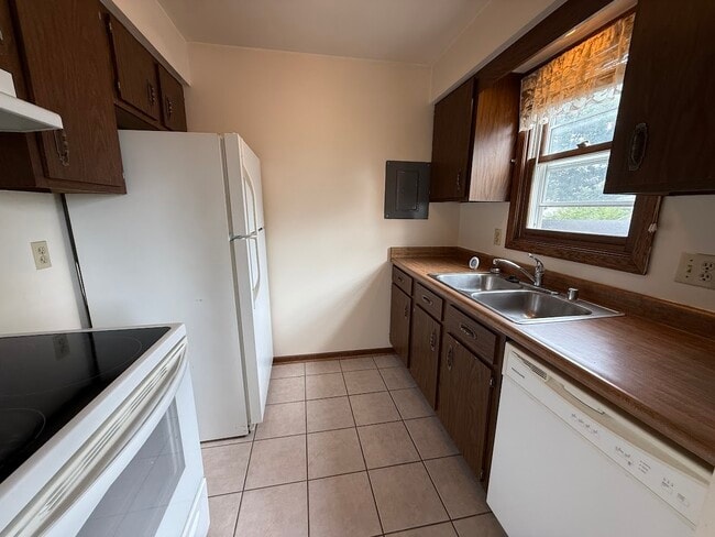 Building Photo - 2613 Smithfield Dr