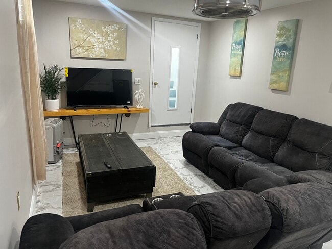 Building Photo - 390 Cedar Hill Rd