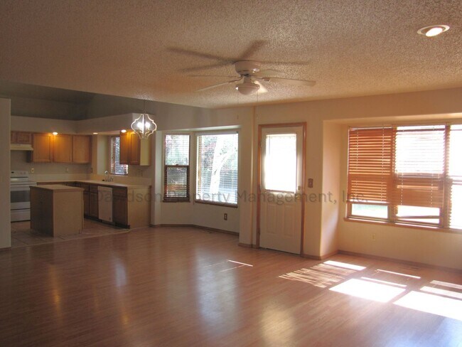 Foto del edificio - Spacious 4 Bedroom House in Northeast Colorado Springs