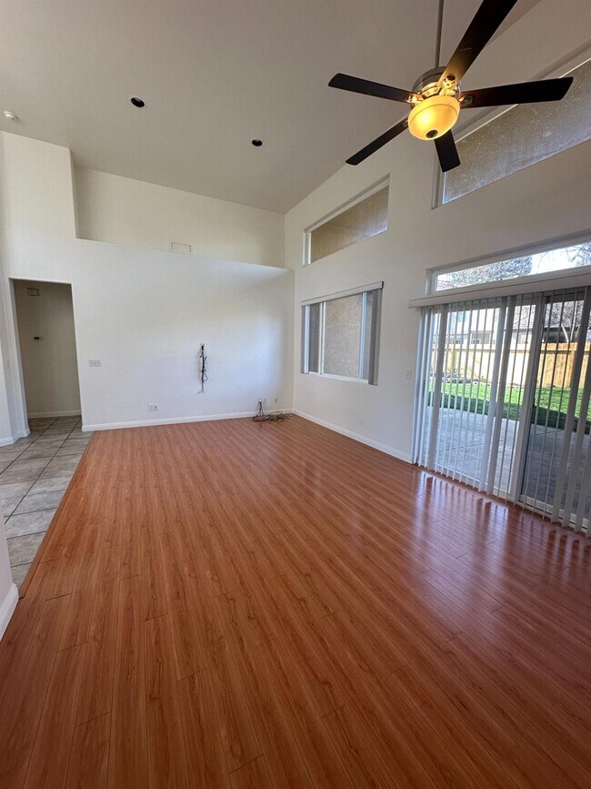 Foto del edificio - 7351 N Bain Ave