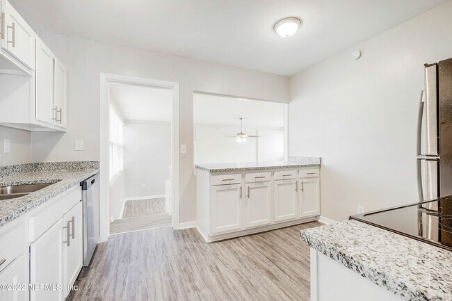 Foto del edificio - 2459 Mercer Cir S