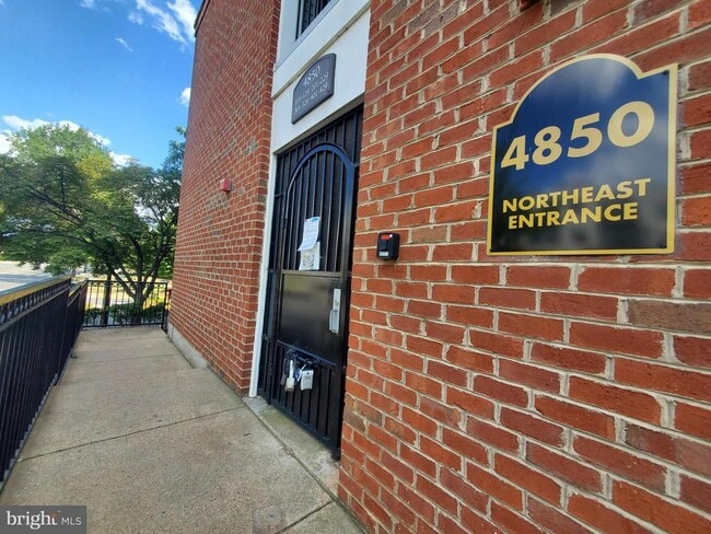 Foto del edificio - 4850 Eisenhower Ave