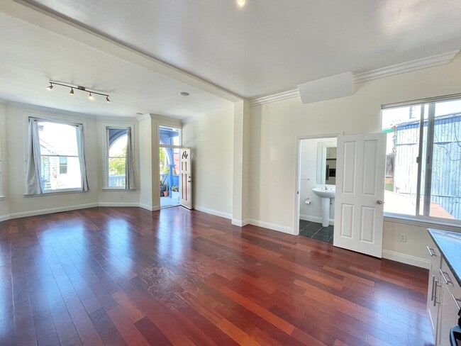 Building Photo - 3BR/2.5BA Lovely Bernal Edwardian Flat! La...