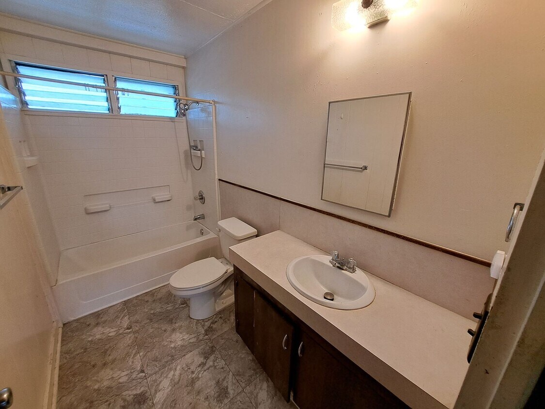 Foto del edificio - Large Studio Apartment - Unfurnished with AC