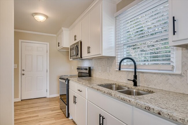 Foto del edificio - 2620 Lumpkin Rd