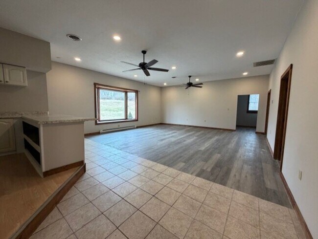 Building Photo - 4 bed 1.5 Bath Home Available in Springfield+