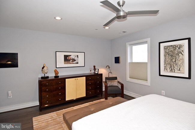 Building Photo - 1121 G St NE