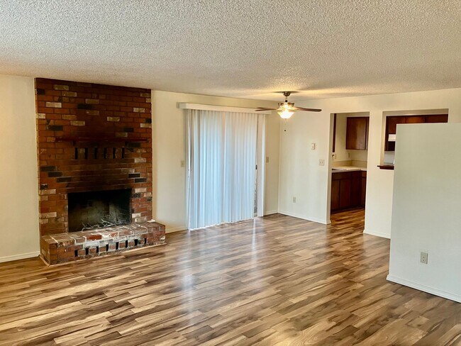 Foto del edificio - SPACIOUS SANDY DUPLEX ON PRIVATE LOT; FENC...