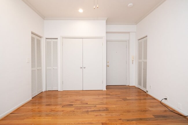 Building Photo - Cool & Chic Downtown Flat with A/C Comfort!