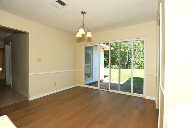 Building Photo - 206 Banyan Ct