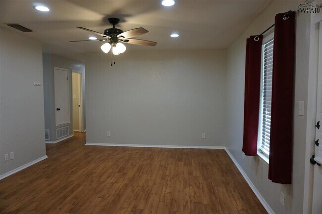 Building Photo - 2119 Selma Dr