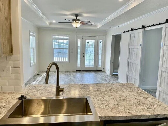 Foto del edificio - 5019 Coopers Hawk Pl