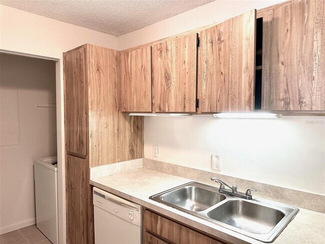 Building Photo - 455 Alt 19