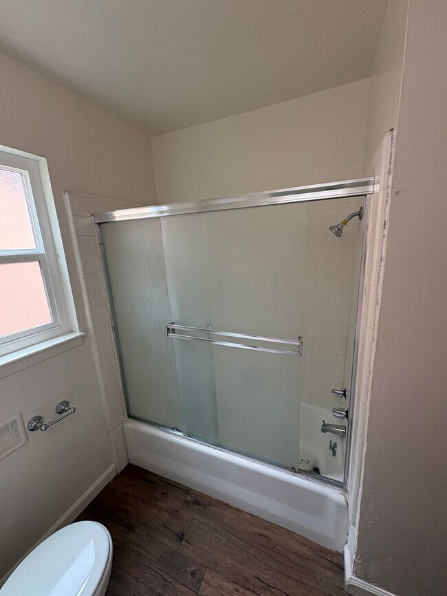 Foto del edificio - Charming Home for Rent Available Now!