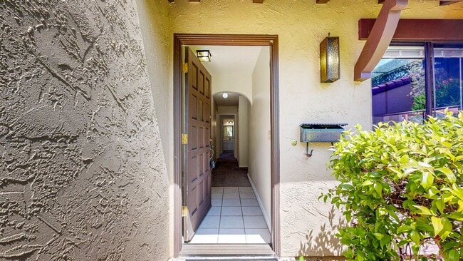 Foto del edificio - Bright and Beautiful 2 Bedroom 2 Full Bath...
