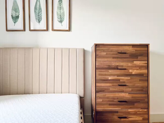 Foto del edificio - Furnished room/NOT APARTMENT