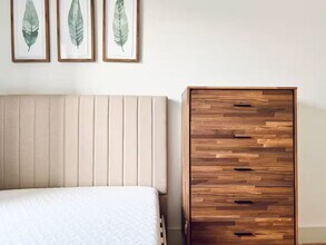 Building Photo - Furnished room/NOT APARTMENT