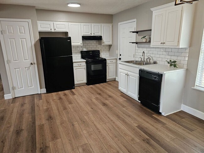 Foto del edificio - MOVE IN SPECIAL!**** 1/2 OF 1ST MONTH RENT...