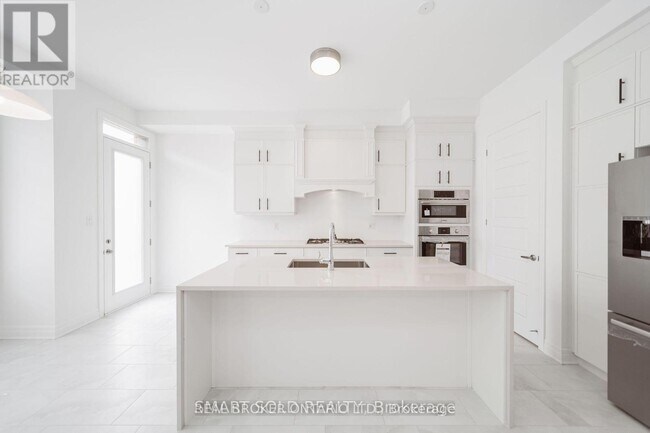 Building Photo - 6 Azure Dr
