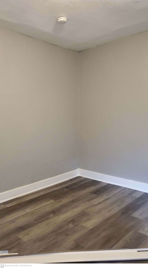 Building Photo - 4 bed 1 bath freshly refurbished and ready...