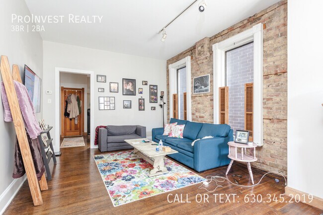 Building Photo - Available August 1st! Spacious and Bright ...