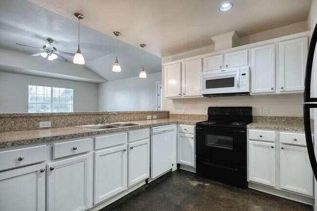 Building Photo - 106 E Castleberry Dr