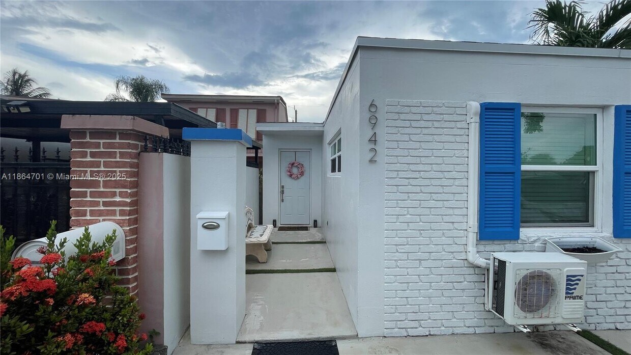 Foto principal - 6942 W 14th Ct