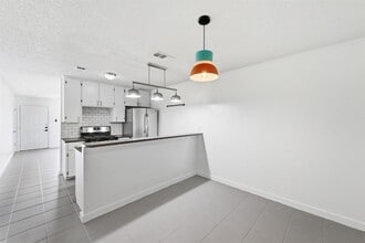 Building Photo - 3408 Dolphin Dr