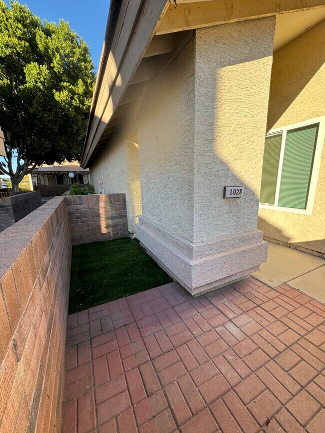 Building Photo - 2201 N Comanche Dr