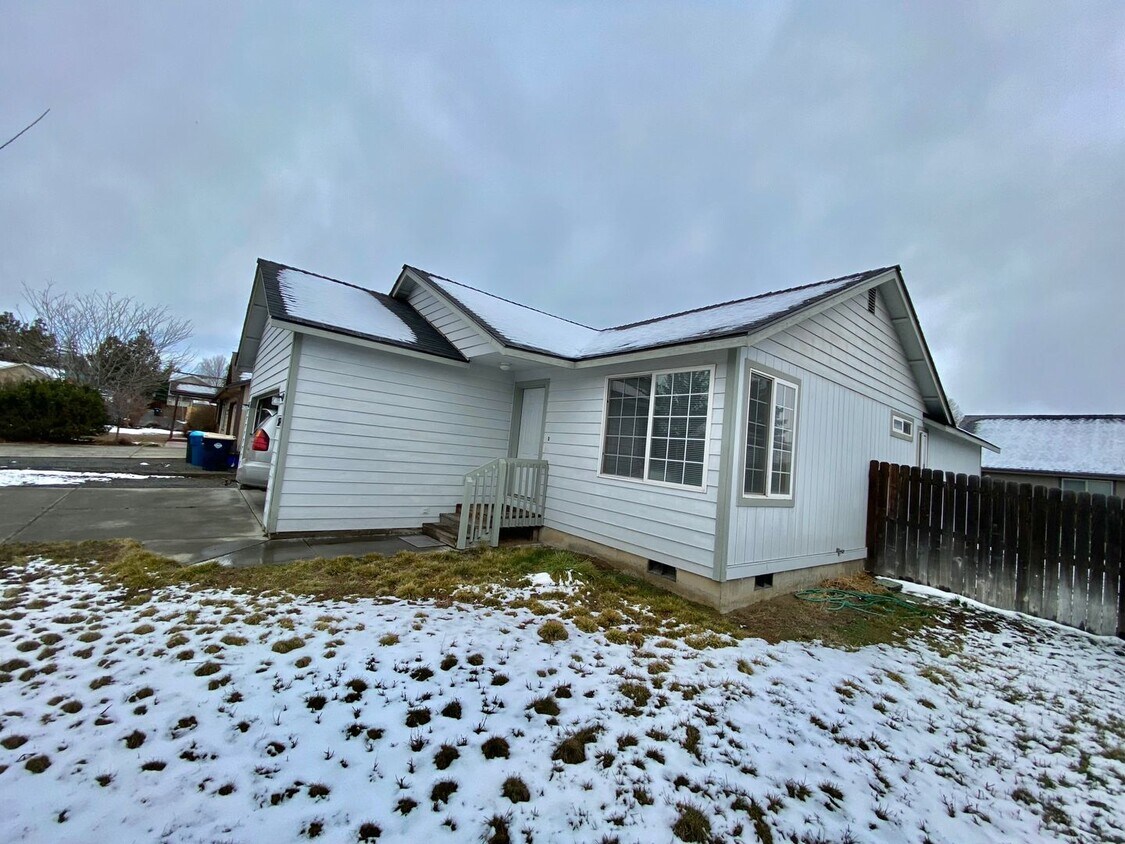 Foto principal - Charming 3 Bedroom/ 2 Bath Home with 2 car...