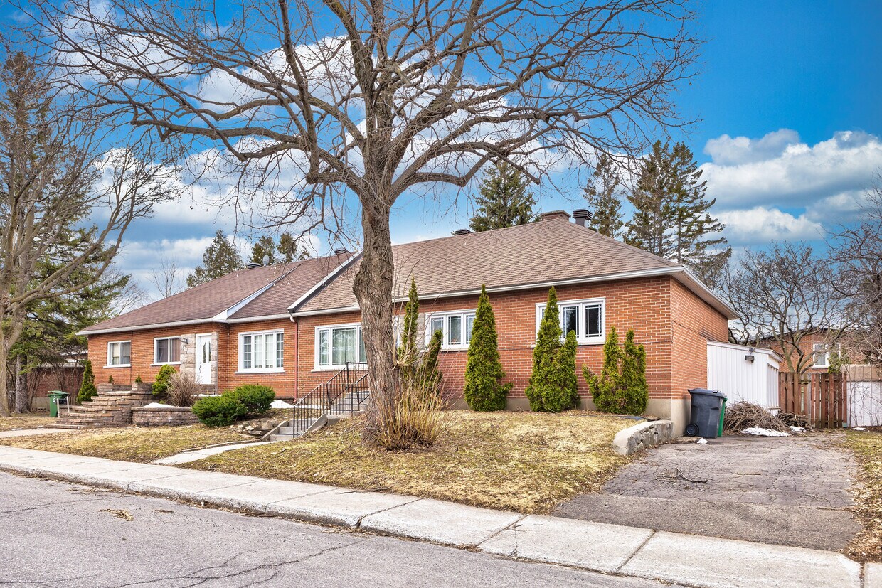 880 Fraser St, SaintLaurent, QC H4M 1Z3 House for Rent in Saint