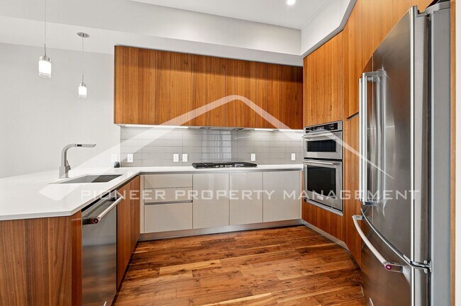 Building Photo - Modern Condo with Washer/Dryer and Central AC