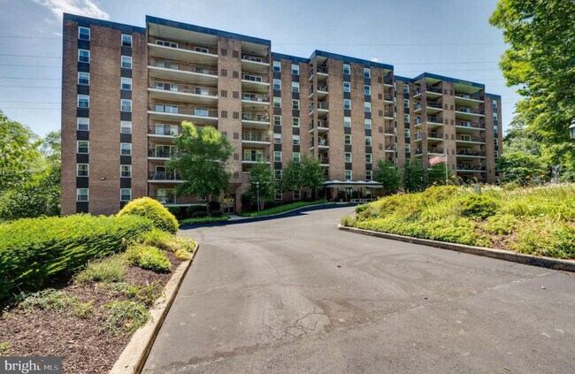 Building Photo - 1375 Pershing Blvd