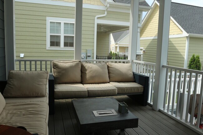 ¡Gran porche cubierto con mosquitero! - 681 Fielding Run Dr