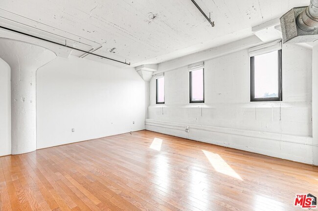 Building Photo - 200 N San Fernando Rd