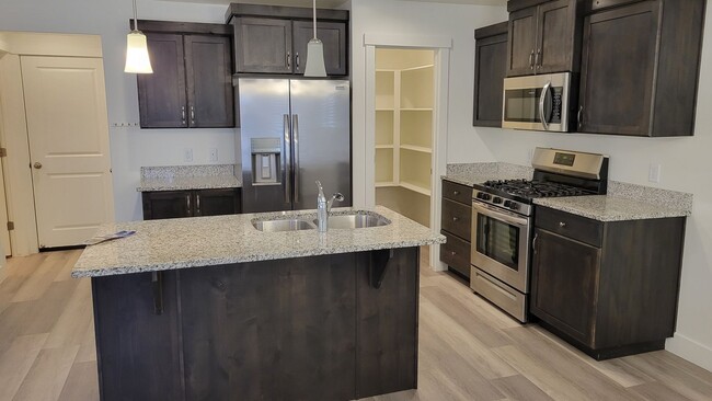 Building Photo - 4 bed / 2.5 bath / 2 car Desert Canyons house
