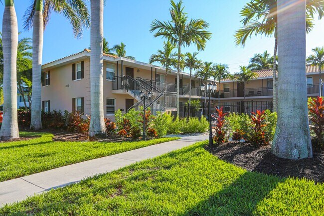 Foto del edificio - ***MULTIPLE UNITS ARE AVAILIBLE***MOORINGS***2 BED / 2 BATH CONDO***BIKE TO THE BEACH***PRIVATE P...