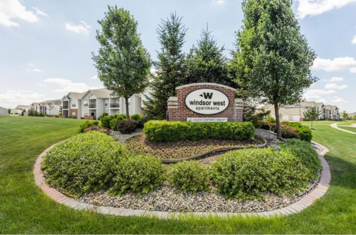 Foto principal - 2402 Fields South Dr