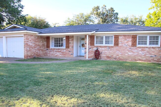 Building Photo - Large Updated Home!