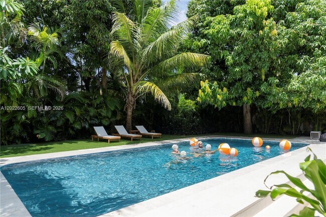 Foto del edificio - 5236 Pine Tree Dr