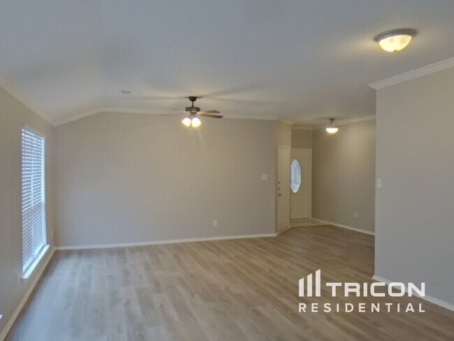 Foto del edificio - 716 Sequoia Dr