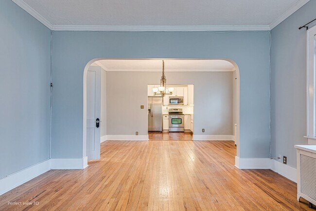 Building Photo - 302 E Oak St