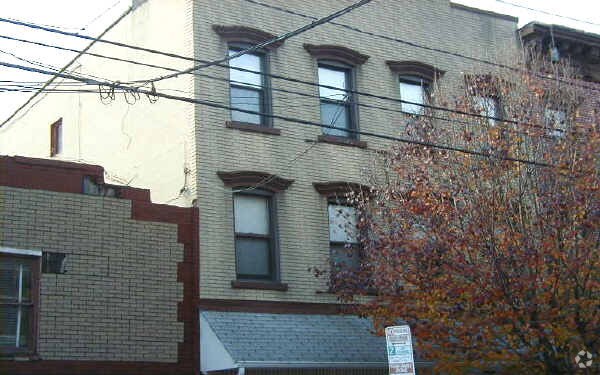 Building Photo - 491 Monmouth St