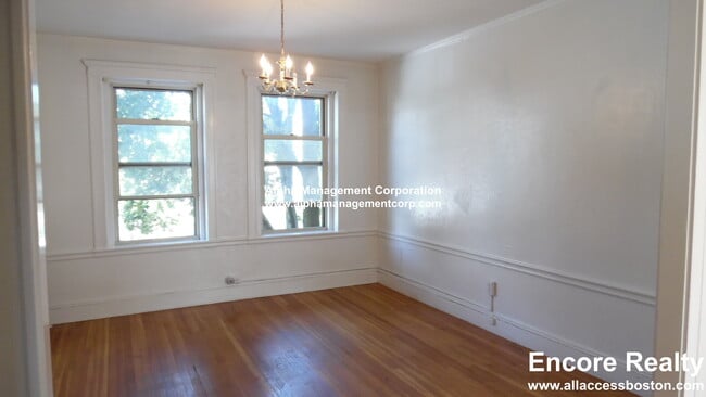 Building Photo - 90 Maple St