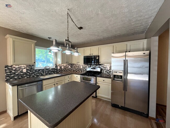 Building Photo - Charming 4-Bedroom Home with Modern Amenit...