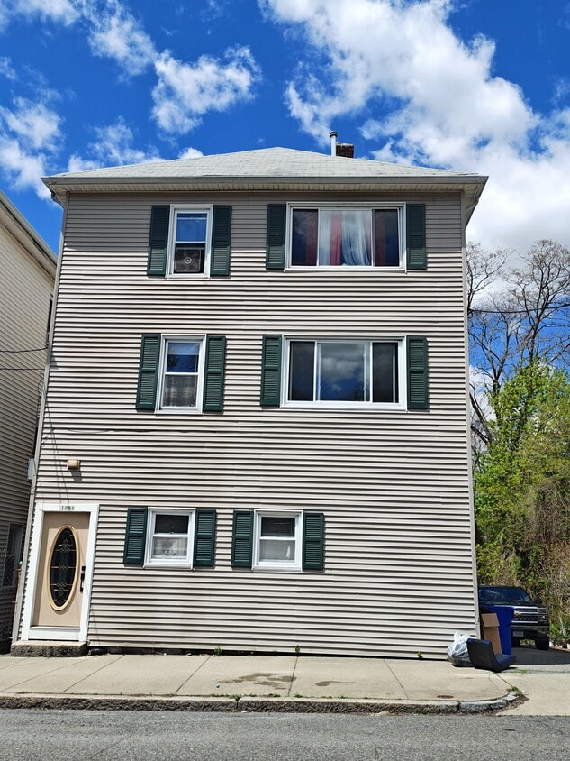 Photo - 1986 N Main St (Fall River, MA)