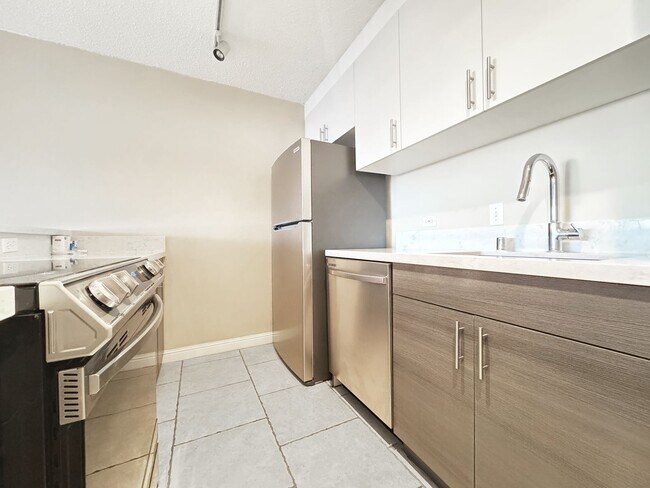 Foto del edificio - Pet Friendly Pualei Circle Condo with One ...