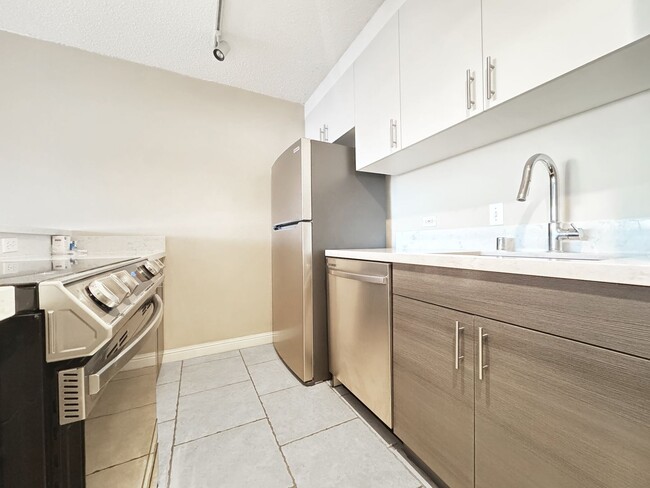Building Photo - Pet Friendly Pualei Circle Condo with One ...